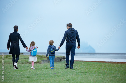 Obraz na płótnie Family of travelers walk with famous castle in the mist ahead w salonie