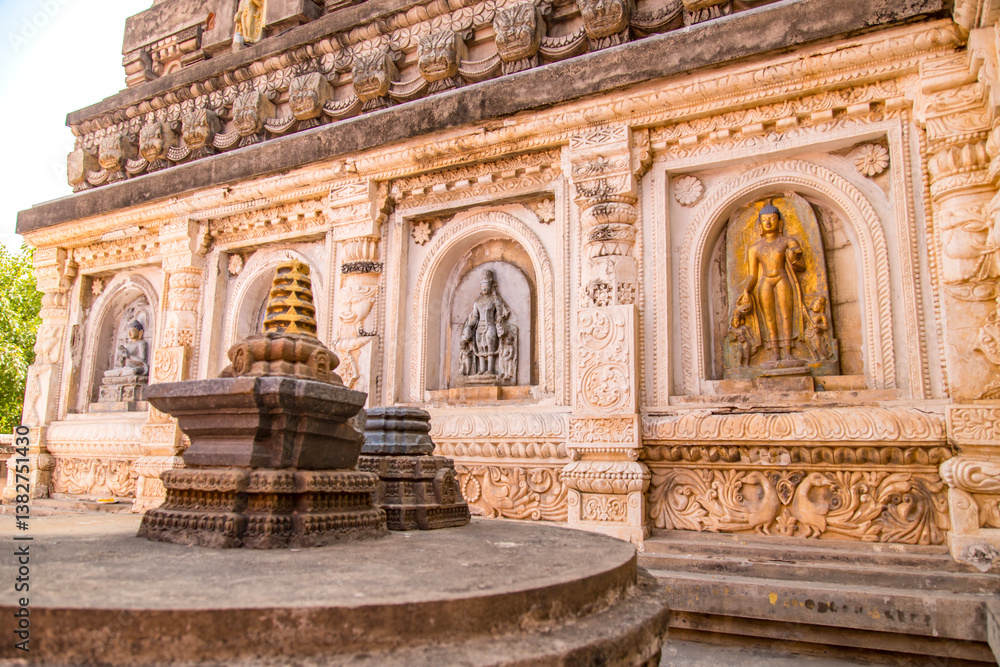 Obraz premium Mahabodhi Temple where gautama buddha attained enlightenment and formulated his teachings, bodh gaya, UNESCO world heritage site in bihar, India, asia