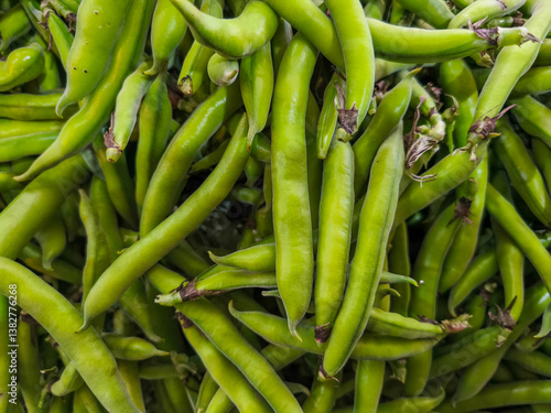 Cuadro en lienzo Broad bean or fava beans (Fave) on the close-up