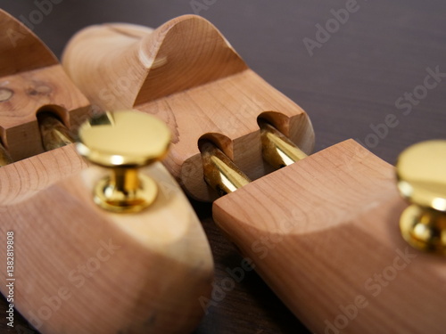  革靴の形をキープする木製シューツリー 