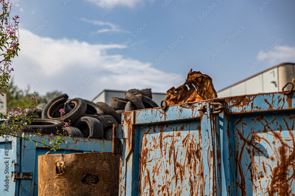 vecchi container arrugginiti pieni di rifiuti di vario genere