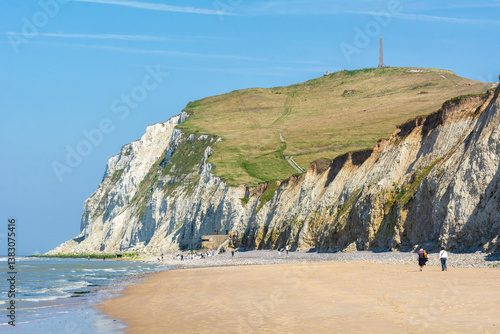 Les hautes falaises blanches du cap blanc-nez face à l'Angleterre
