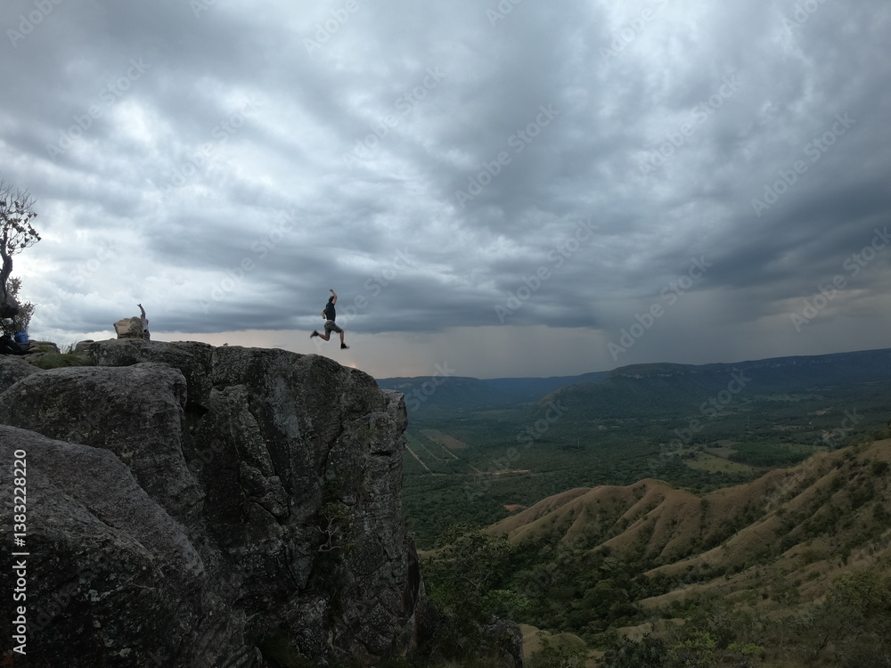 Fototapeta premium homem no alto do morro do segredo, em lajeado, tocantins 