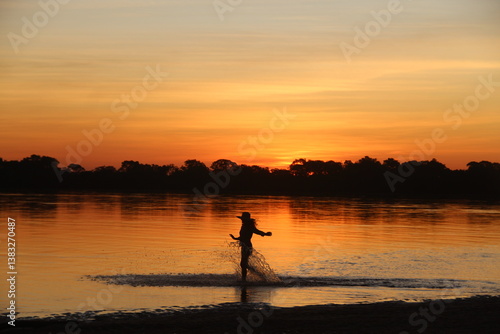 silhueta de mulher no por do sol nas margens do rio araguaia, tocantins 
