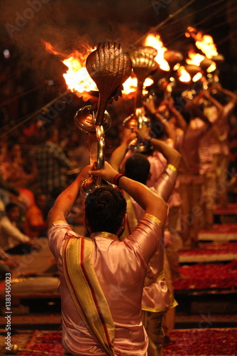 Fotografía World famous Varansi Ganga Aarti is being performed by the priest of India Varansi