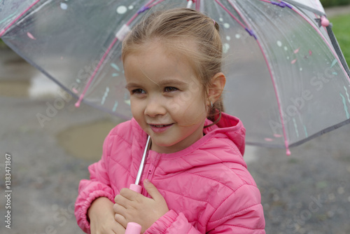 Obraz na płótnie Little girl holding umbrella w salonie