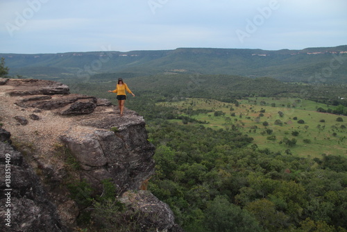 mulher no mirante do limpão em palmas, tocantins 