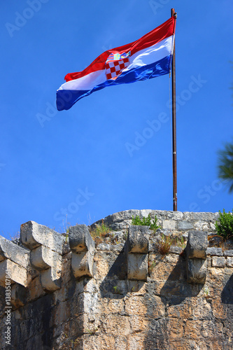 Obraz na płótnie Historical Kamerlengo Fortress in Trogir, Croatia and Croatian flag. w salonie