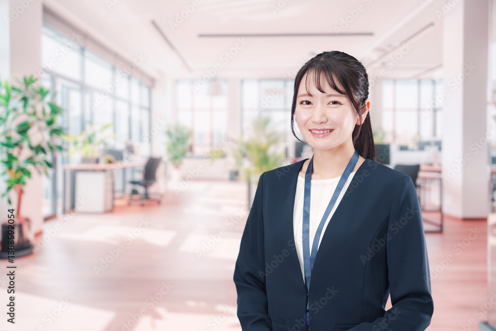 オフィスで働く笑顔の若い女性 オフィスで働く笑顔の若い女性