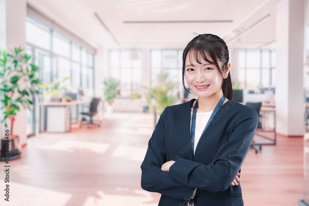 オフィスで働く笑顔の若い女性 オフィスで働く笑顔の若い女性