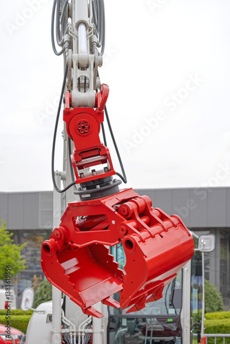 Obraz na płótnie Red Claws Graples Bucket Attachment at Excavator Construction Machine w salonie