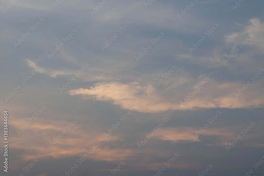 Obraz premium Serene Evening Sky with Soft Blue and Pink Clouds at Dusk