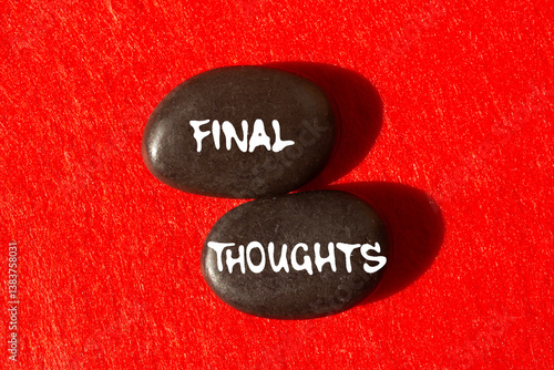 Tableau sur toile Final thoughts message written on black stones on red background