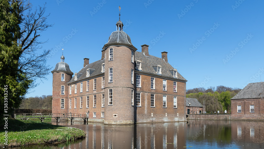Fototapeta premium Slangenburg Castle surrounded by a moat near Doetinchem in the Achterhoek