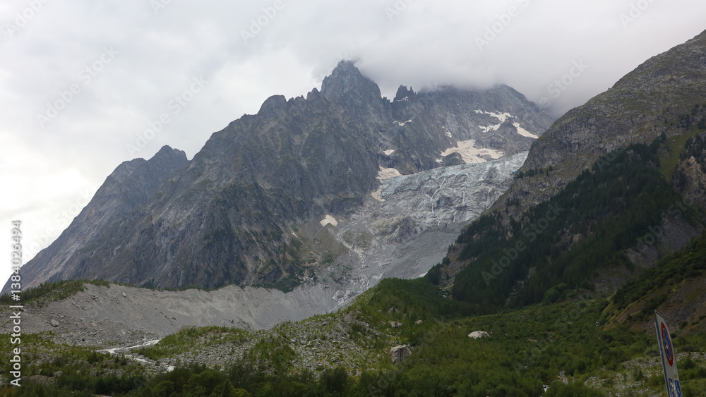 Obraz premium Glaciar de la Brenva, Río Dora Baltea, Entorno del Túnel del Mont Blanc, Valle de Aosta, Italia
