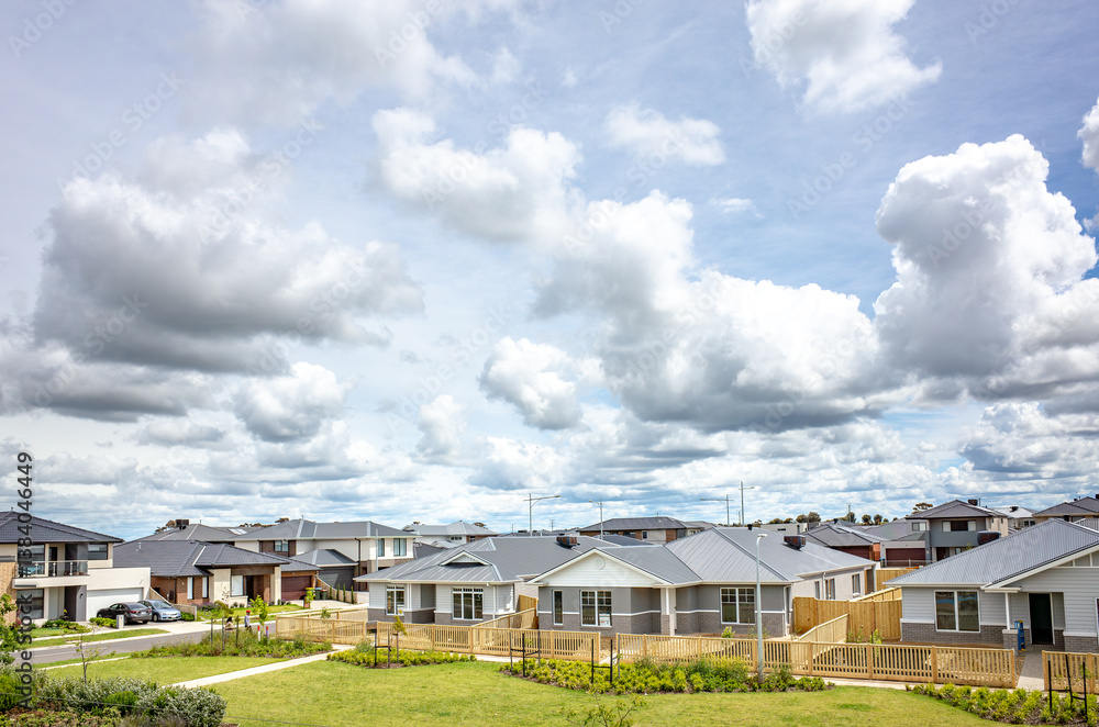 Fototapeta premium A newly developed suburban neighborhood in Australia features rows of modern homes.The uniformity of contemporary Australian housing developments in a recently established residential suburb.
