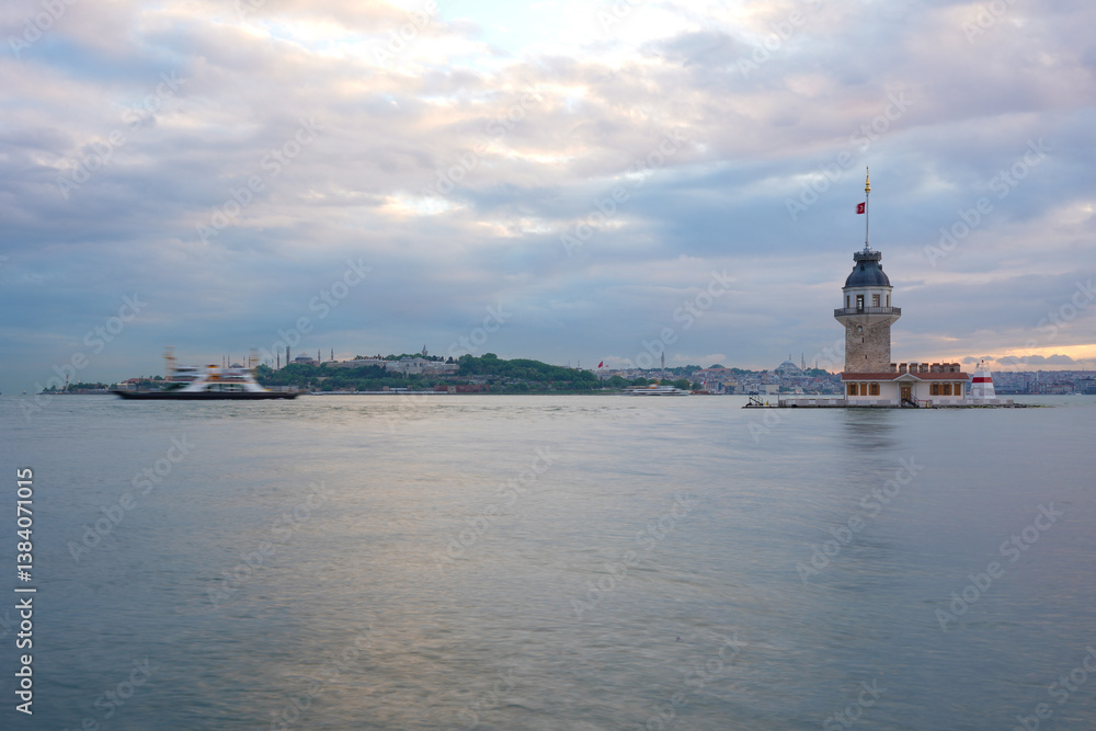 Fototapeta premium Maidens Tower in Istanbul, Turkiye