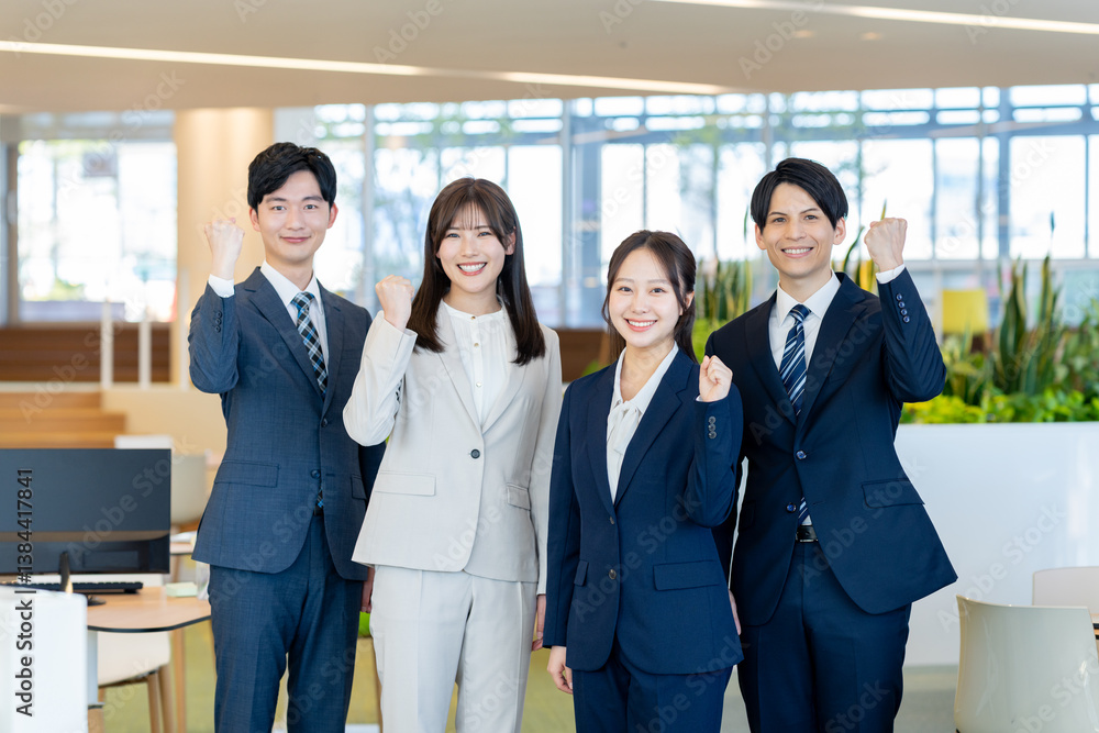 オフィスで働く若いビジネスマン　撮影協力：学校法人電波学園　東京電子専門学校