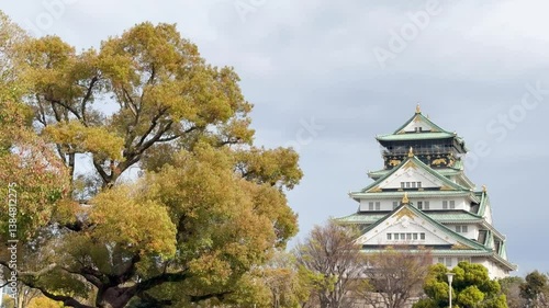 大阪のシンボルである大阪城と春の桜の景色