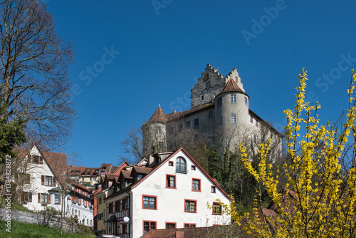 Meersburg, Blick zur alten Burg im Frühling