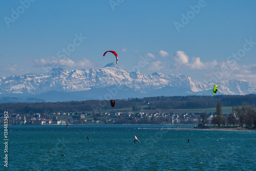 Bodensee, Surfer vor den schneebedeckten Alpen, Säntis