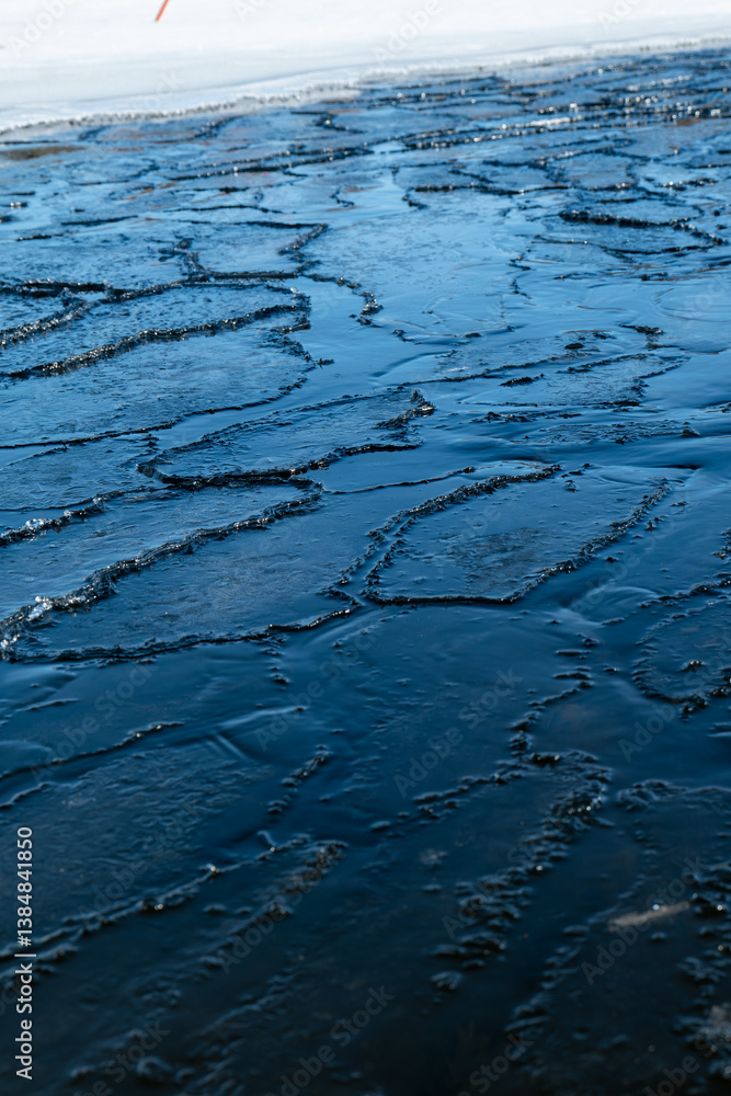 Obraz premium Ice melting at a lake shore