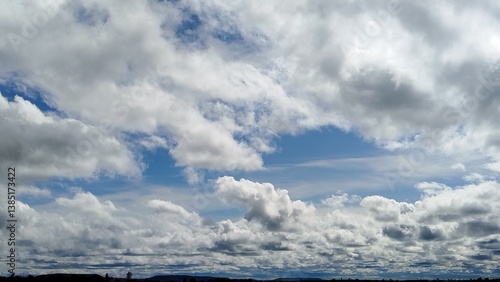 Tableau sur toile Fondo de cielo con nubes primaveral con campos de cultivo