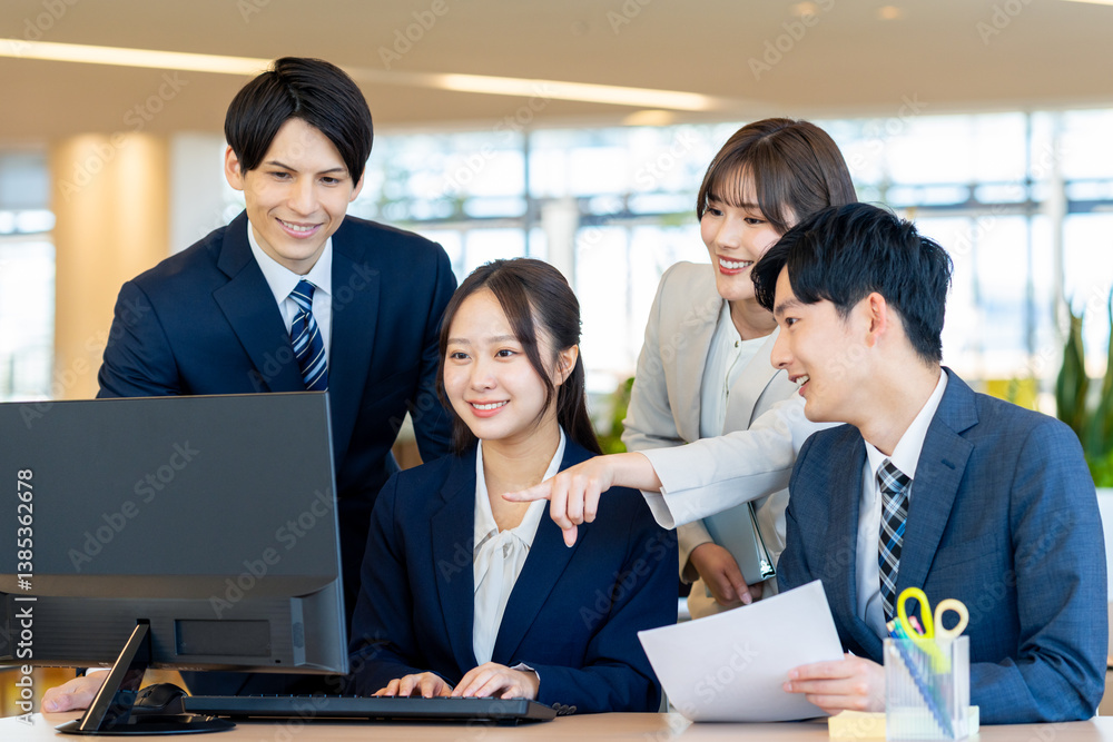 © pain au chocolat - オフィスで働くビジネスマン 撮影協力:学校法人電波学園 東京電子専門学校 © pain au chocolat - オフィスで働くビジネスマン 撮影協力:学校法人電波学園 東京電子専門学校