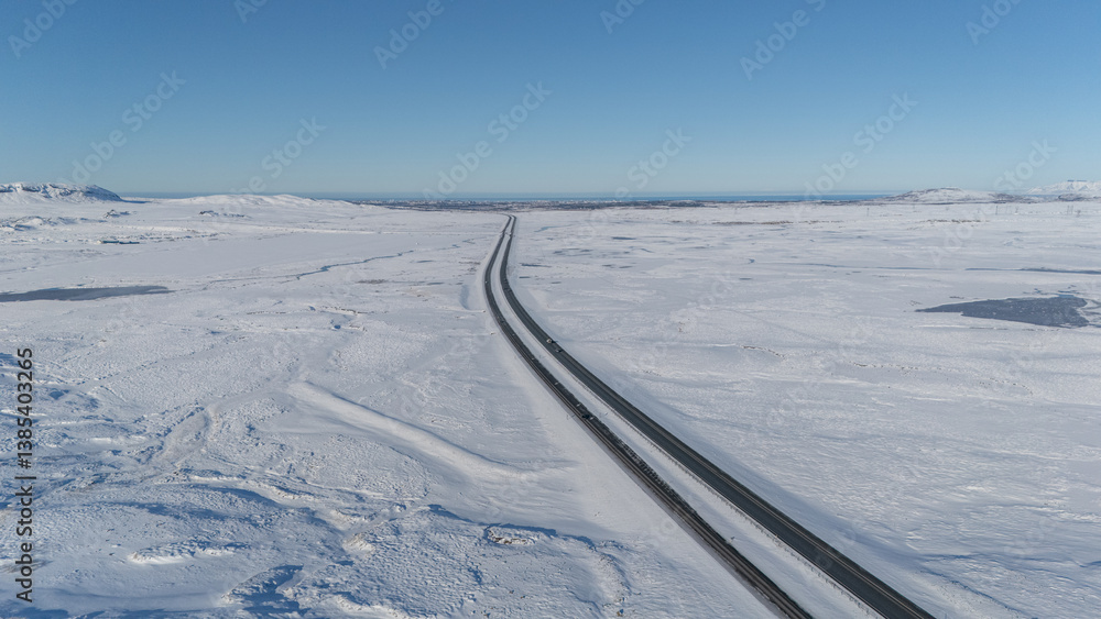 Obraz premium Drohnenaufnahme der Ringstraße in Island in winterlicher Landschaft