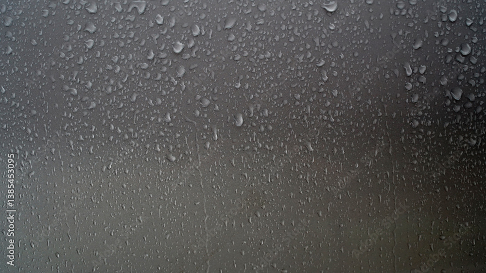 Obraz premium Raindrops on the glass, focus selected