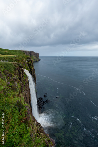 Cascata in mare sull’isola di Skye, Scozia