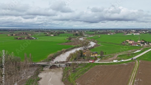 Gru rimuove tronchi dai piloni di un ponte a rischio crollo. 