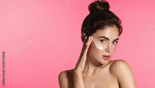 Fotografia Beautiful, radiant young woman, applies nourishing cream for radiant, beautiful