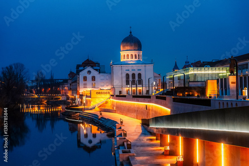 Cuadro en lienzo Oradea, Romania with Union Square (Piata Unirii), The Capital of Art Nouveau