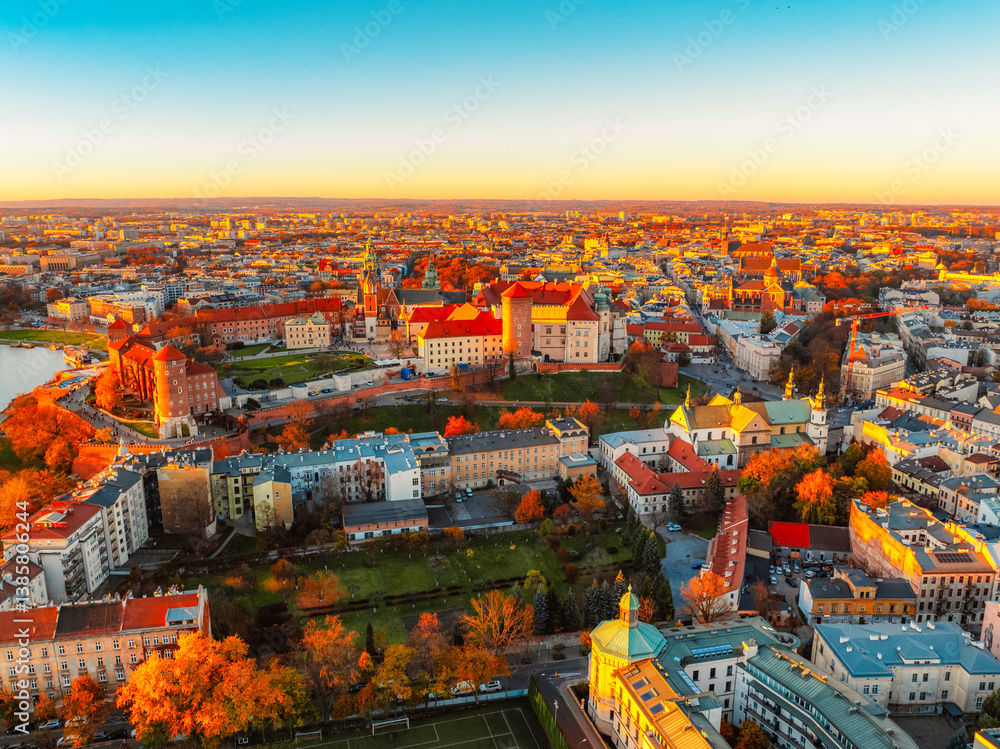Obraz premium Wawel castle landmark with city view near river in Krakow Poland. Autumn landscape on coast river Wisla.