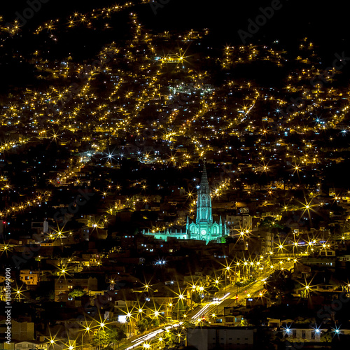 Obraz na płótnie Stunning night view of the Gothic-style church illuminated in Medellín, Medellin, Antioquia, Colombia. City lights create a magical atmosphere with starburst streetlights and a vibrant urban landscape w salonie