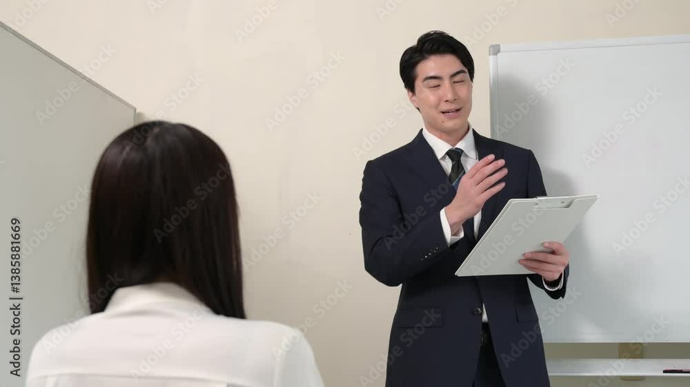 説明をするスーツの日本人男性