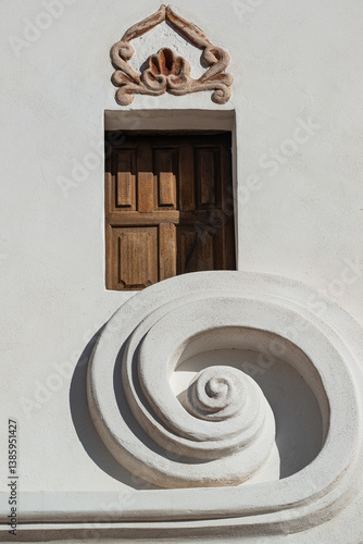 Decorative wall and portal.