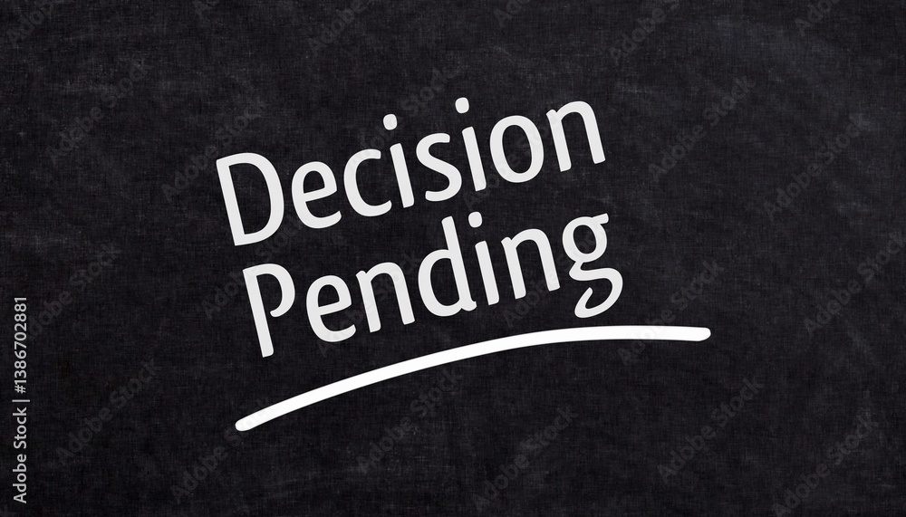 Obraz premium Handwritten decision pending label on black board