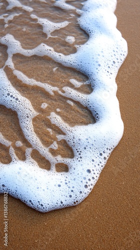 Obraz na płótnie Foamy wave on sandy beach w salonie
