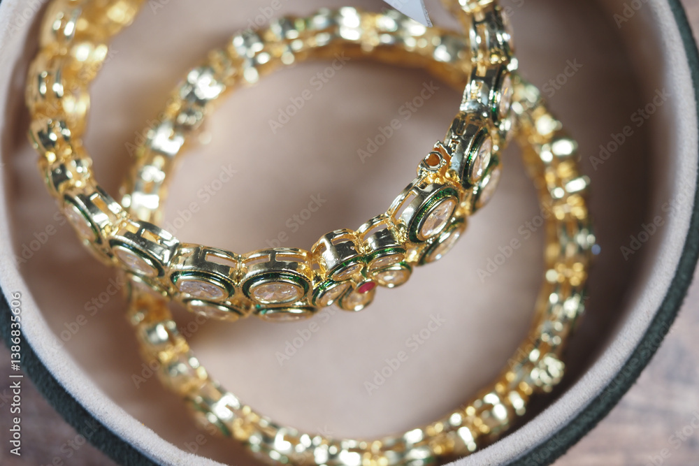 Obraz premium Elegant gold bangles displayed in a jewelry box