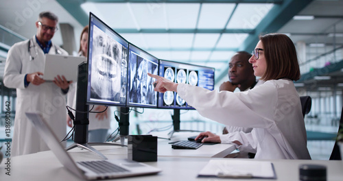 Obraz na płótnie Medical Professionals Examine MRI Scans Of Brain w salonie