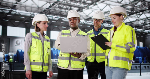 Obraz na płótnie Inspecting Safety Regulations At An African Industrial Facility w salonie