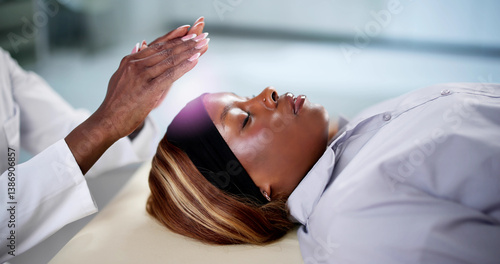 Obraz na płótnie African American woman receiving Reiki therapy w salonie