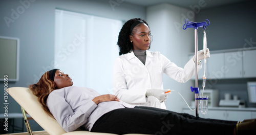 Obraz na płótnie Medical Professional Administers Vitamin Drip Therapy w salonie