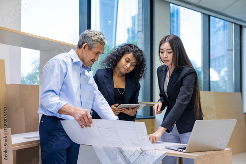 Photos Team of architectures, engineer, interior designer and businessmen discussing an