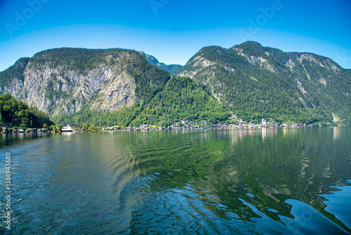 Obraz na płótnie Scenic lake near Hallstatt, a peaceful escape with crystal-clear waters and majestic mountain views w salonie