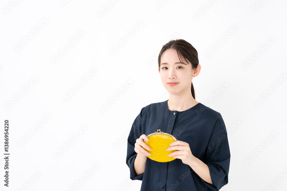 財布を持つ女性 財布を持つ女性
