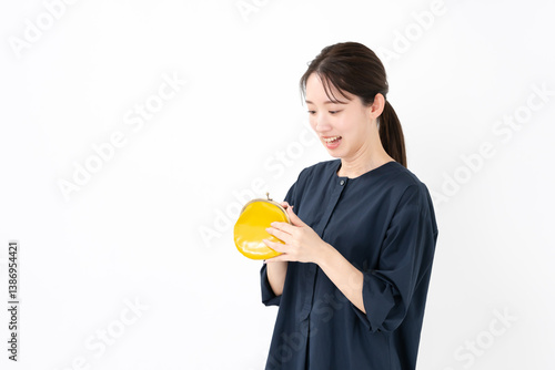 財布を持つ女性