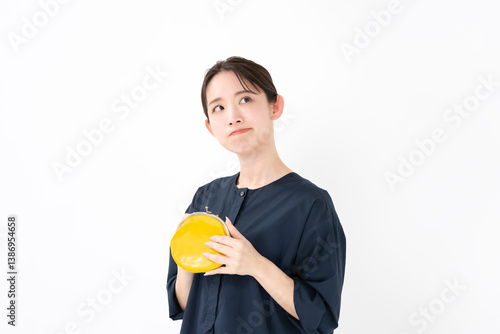 財布を持つ女性